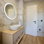 Elena - Crowonder Luxury Rent