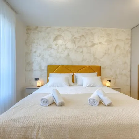 Elena - Crowonder Luxury Rent *