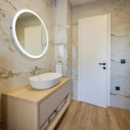 Elena - Crowonder Luxury Rent