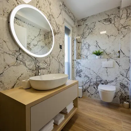 Elena - Crowonder Luxury Rent