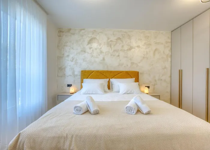 Elena - Crowonder Luxury Rent *