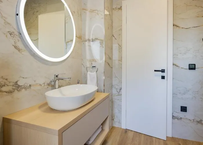 Elena - Crowonder Luxury Rent